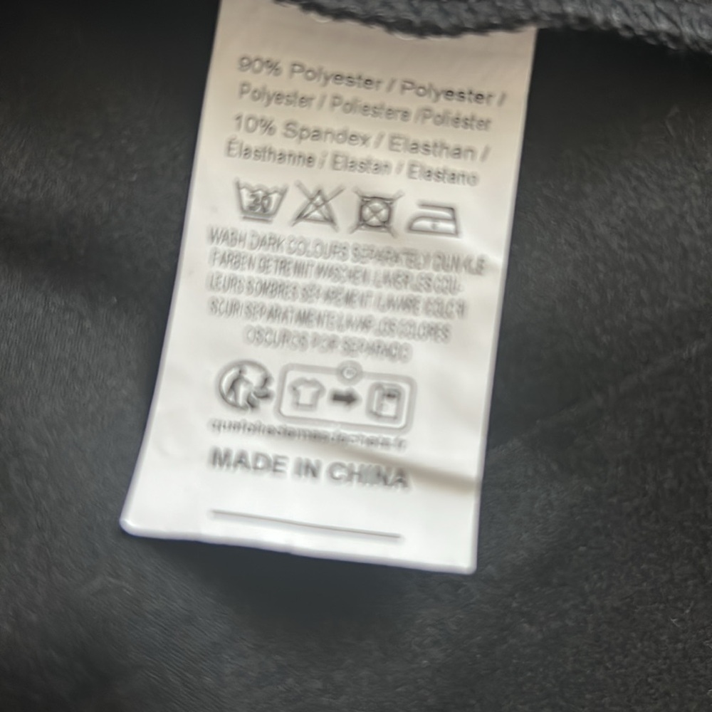 Keyhole V-Neck Tanktop - Picture 14 of 14